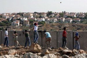 ENFRENTAMIENTOS POR LA CONSTRUCCIÓN DEL CONTROVERSIAL MURO DE SEPARACIÓN ISRAELÍ